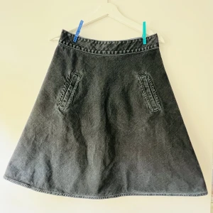 Jeanskjol a-linje - A-linjeformad jeanskjol Mads Nørgaard. Blågrå med fickor.