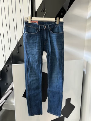 Acne Studios Jeans Max Dark Blue - Acne Jeans i färgen Dark blue i serien Max, alltså slim fit. Storlek 29/32 som är nedkortade så dem är perfekt längd för dig som är under 180cm lång.  Oanvända Nypris 2000:-