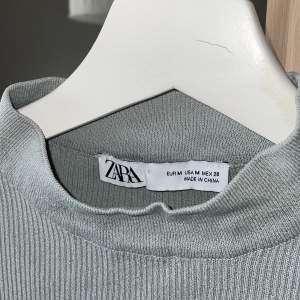 Supersnygg Top från Zara i stretchig material!! Öppen rygg med knytband 😍