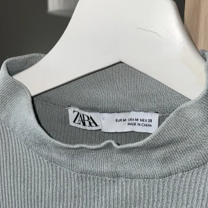 Top från Zara - Supersnygg Top från Zara i stretchig material!! Öppen rygg med knytband 😍