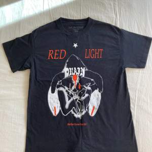 Bladee Red Light t-shirt i storlek M. Bra skick förutom en trasig söm i nacken (se bild 3). Pris kan diskuteras