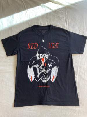 Bladee Red Light t-shirt i storlek M. Bra skick förutom en trasig söm i nacken (se bild 3). Pris kan diskuteras