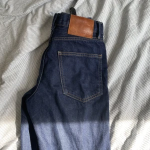 Jeans - Mörkblåa jeans från zara storlek 34. Jag är 165 och de är perfekt långa på mig. 270kr inkl frakt 