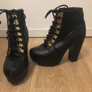 Platåklackar - Super snygga platå klackar med guldiga detaljer. Både snörning och dragkedja. Strl 37🌸