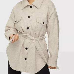 Beige kappa - Beige kappa från nelly💗helt slutsåld på hemsidan💗stl 34 men passar mig me 36🌸nypris 699