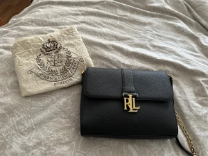 Lauren Ralph lauren väska - Lauren Ralph Lauren väskan i äkta läder som knappt är använd. Nypris 2999kr