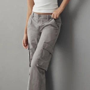 cargo pants - säljer ljus gråa cargo pants i storlek 34 från gina tricot. använda ett fåtal gånger och är fortfarande i bra skick
