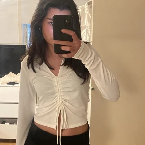 Festtopp - Vit topp från Gina tricot som endast använts en gång. Storlek S