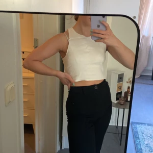 Gulligt linne med detalj baktill - Ett vitt sött linne med en knapp och fin detalj på baksidan! Oanvänt och nyskick. 😊 utsidan av linmix vilket ger en lyxig look, insidan mjuk och skön.