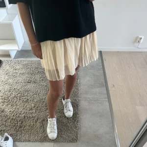 Rosa plisserad kjol💕 - Super söt rosa plisserad kjol! Perfekta rosa/beige färgen. Kjolen har resår i midjan och skulle därför säga att den passar flera olika storlekar!💕