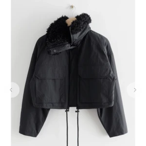 & Other Stories Jacka - Helt ny, använd nångång, super fint skick. Nypris 900kr. Bra vårjacka 