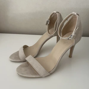 Beiga klackar - Beiga klackar från Nelly köpta för några år sedan men används fåtal gånger✨