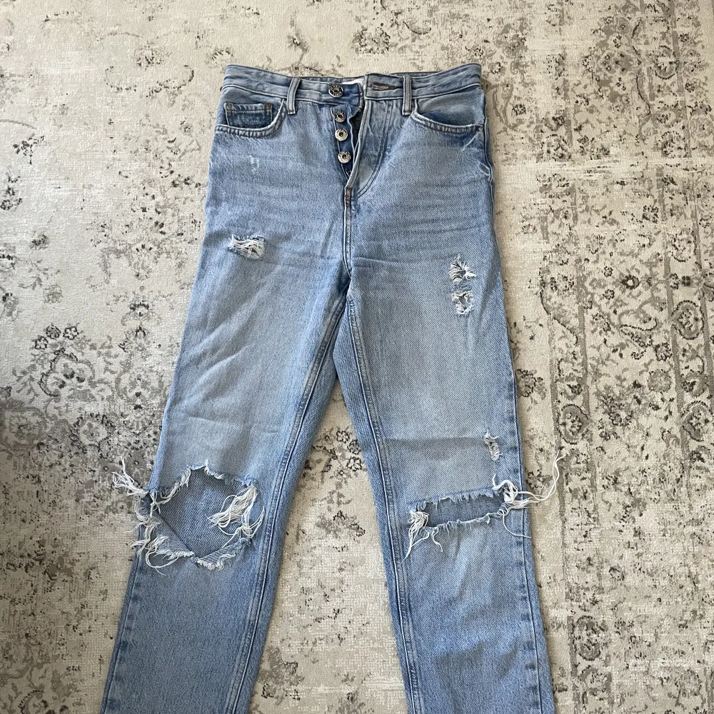 Slitna jeans från River Island i storlek 6. Använda fåtal gånger💖. Jeans & Byxor.