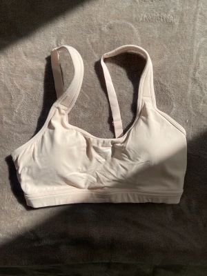 Gymshark sport-bh - Gymshark fraktions sport-bh i blekt rosa i strl S🤍