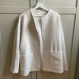 JACKA M - Vit jacka från HM, storlek M. Använd ca 5 gånger som max, dvs som ny i kvalitet. Skicka privat för fler bilder! Köparen står för frakten🤍