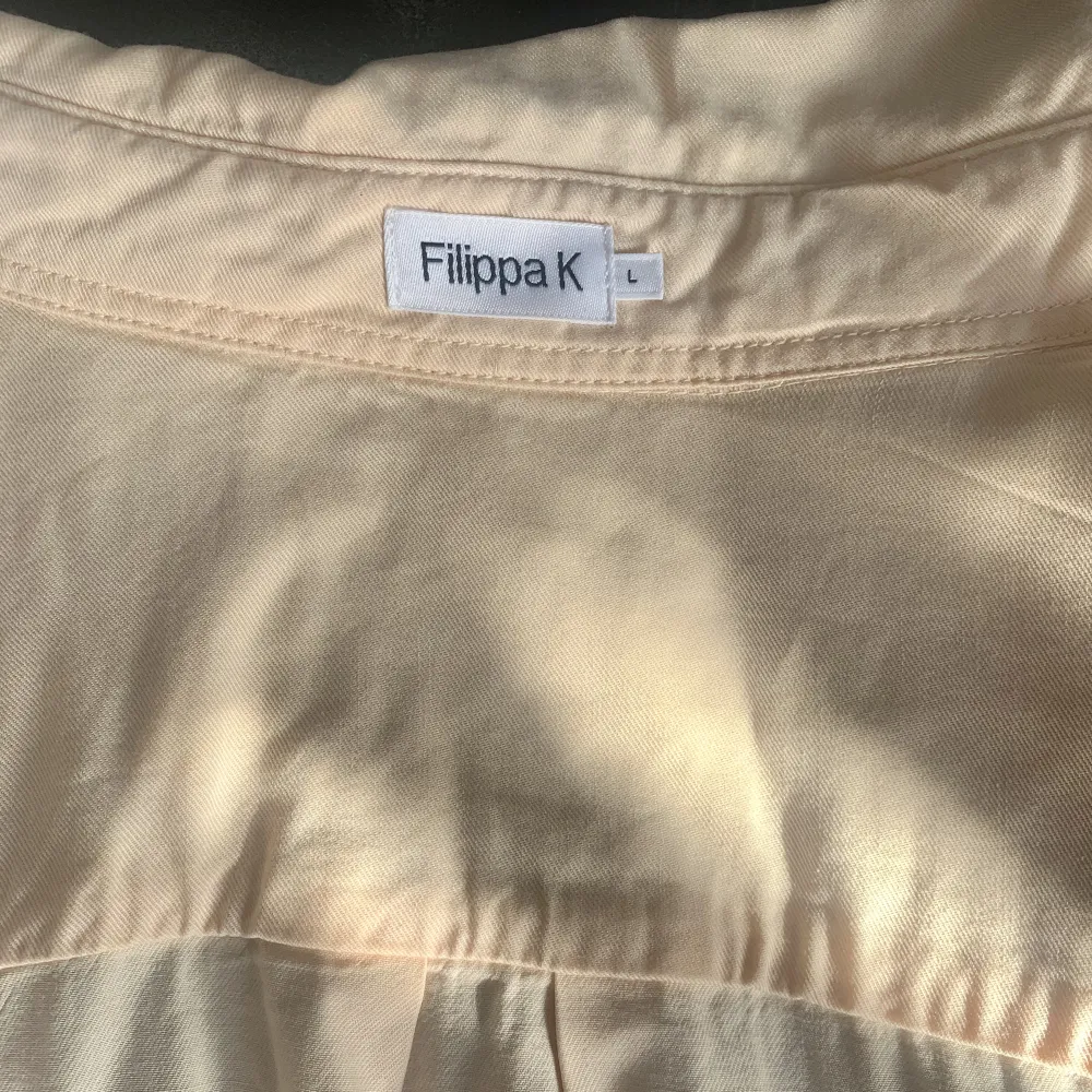 Knappt använd Filippa K skjorta i size L, riktigt läcker på sommaren  i ett skönt material | hojta om du har några frågor . Skjortor.