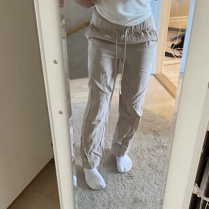 Linnebyxor - Linnebyxor från hm Dem är insydda vid grenen/låren för att få dem lägre i midjan samt en finare passform över låren (ingenting som syns på byxan)  Dem är fina och har inga skador.  De är i xs men passar också xxs i storlek Vid frågor/bilder meddela mig