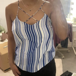 Guess linne - Guess linne i tunnt tyg. Passar därför perfekt nu inför sommaren!☀️