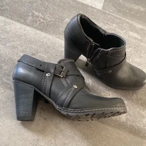 Boots med klack - Fina boots, helt nya/ oanvända. Passar bra till någon fest. Köptes av min mamma som har strl 37, men dem är i strl 38. Kontakta gärna för övrig information! Köpta för: 469kr