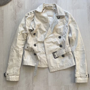 Bershka äkta skinn jacka i vitt så snygg ! - Sommarens snyggaste skinn / biker jacka med skärp helt i äkta läder.  Vit fräsch sommar färg!  Storlek Small