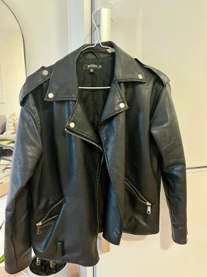 Bikerjacka Missguided strl. 34 - Säljer min fina bikerjacka från Missguided i storlek 34, dock snyggt oversized. Perfekt som vårjacka. Det finns något märke på armen, se bild 2. Nypris ca. 700 :- 