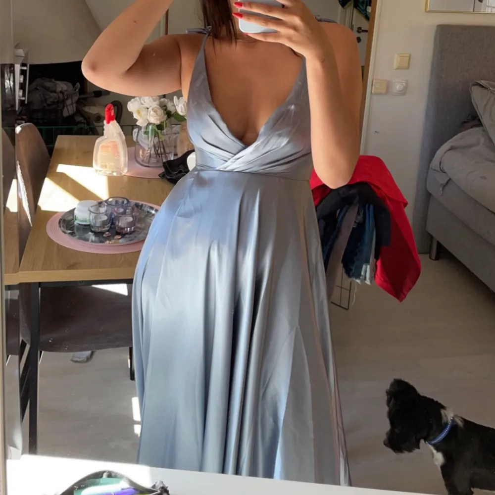 Lägger upp min balklänning igen, från Jolie Bridal i Malmö. Ljusblå klänning med slits. Stl. XS. Köpt för 1500kr, säljer för 800kr. . Klänningar.