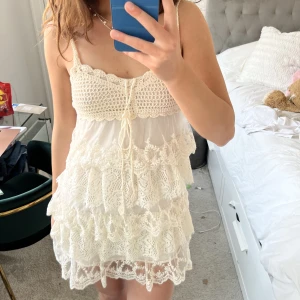 Klänning! - Så somrig klänning med volang och spets! Den är jättefin med det virkade högst upp😍