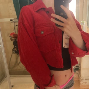 Röd jeansjacka  - Jätte söt röd jeans jacka som är perfekt nu på våren eller hösten, HELT NY också