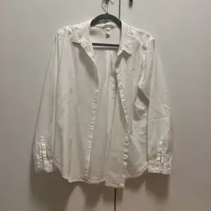 Vit linneskjorta med vita knappar från HM