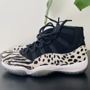 Jordan 11 ”Animal Instinct” - Ord pris: 2.500:-, Mitt pris: 1.200:-   Originalkartongen medföljer  Använda en gång, men de är stora för mig. Pris kan diskuteras vid snabb affär. Köparen står för frakten