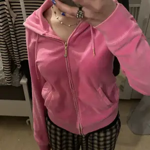 Super gullig rosa Juicy Couture kofta. Köpt för 700 kr. Tappat några stenar på ”j” (dragkedjan) men inget som syns. Storlek L men är ganska liten i storleken. Inga andra defekter.