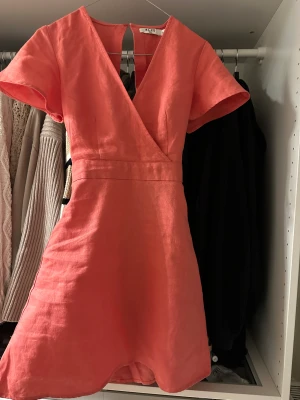 Klänning - Fin sommarklänning och även för högtider, använd endast en gång köpt för 500kr, pris går att diskutera Skicka meddelande för fler bilder