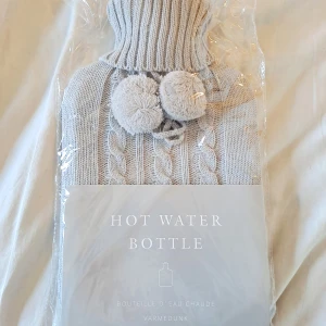 Hot water bottle - Jättefin och skön värmeflaska för att mildra magsmärtor, rekommenderar verkligen. Helt oanvänd. 