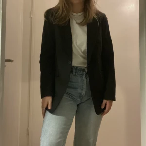 Svart rak kavaj - Rak svart kavaj från H&M i strlk S. Passar en med strlk 38 samt mindre om man vill ha den mer oversize. Bra skick