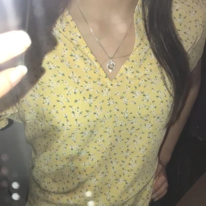 Fil blommig blus - Säljer denna eftersom att det är lite för tight is storlek S och har aldrig används utom en gång i 10min