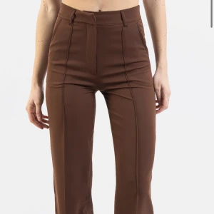 Madlady konstymbyxor - Kostymbyxor från Madlady i storlek EU38 längd 30 🫶🏼 använda typ 2 gånger, köptes för 599kr men säljer för 150 🫶🏼