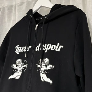 Blinglucid hoodie - Fet blinglucid zip med motivet ”Leur d’espoir”  Nästintill ny!