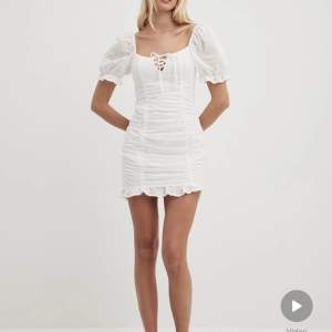 Säljer denna oanvända vita klänning! Perfekt till student/skolavslutning😍 sista bilden är egen och de två första är från nakd hemsida💘jag är 168 cm Nypris 500kr