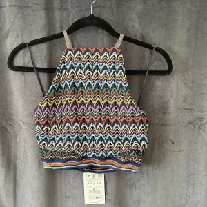 Topp Pull&Bear - Säljer min helt oanvända topp från Pull&Bear i storlek M, passar även S. Lappen sitter kvar! Köpte för 199kr säljer för 100kr