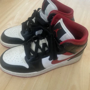 Jordans mid - Köpte skorna på sneaker cusine i Skellefteå i September. Dem är använda och har små blå fläckar på ett ställe men inget men tänker på.💓 Nypris: 2999 kr