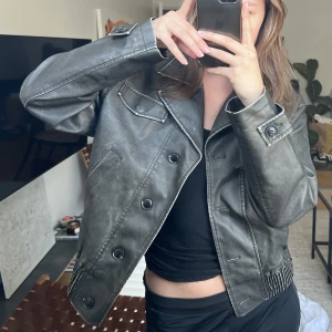 Läderjacka / skinnjacka - Skinnjacka från NA-KD i storlek 36, väldigt fint skick! Knappt använd 🧡