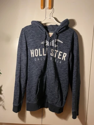 Zip Hoodie  - Marinblå hollister hoodie. Stor i storleken för att vara S. Mycket använd men fortfarande i bra skick. Säljer då jag växt ur den. Köparen står för frakten. Pris går att diskutera.