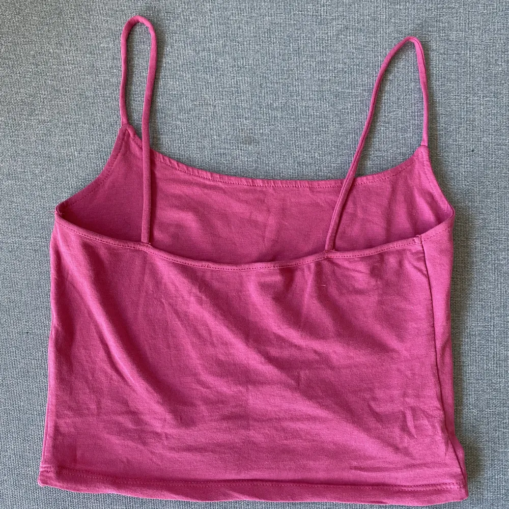  Ett rosa vanligt linne i storlek S. Inte använt mycket, därav bra skick. Billigt pris för att bli av med det.😊. Toppar.