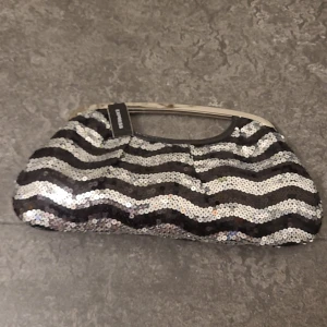 Handväska - Handväska från Express, lilla väska med paljetter. 