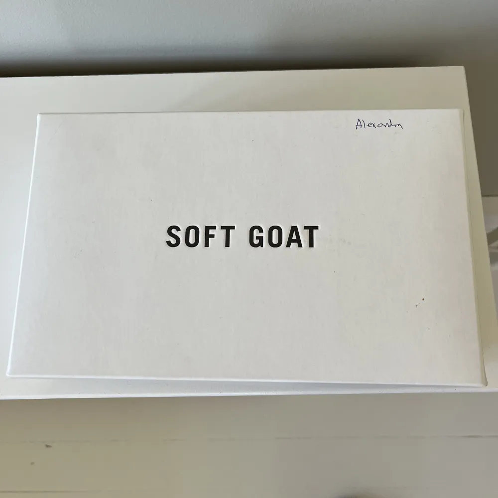 Beige Soft Goat Cashmere tröja i storlek M. Helt ny, orginalförpackning och lappar finns kvar! Nypris 2500 kr . Stickat.