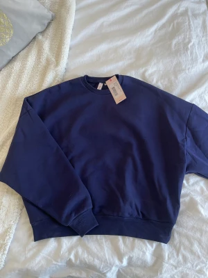 sweatshirt Nelly - sweatshirt från Nelly i storlek XS i färg Navy. Helt ny så oanvänd.