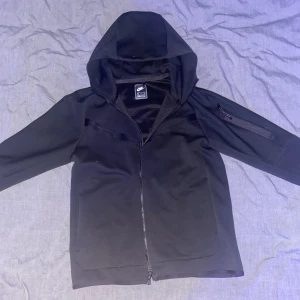 Svart Nike Tech Fleece - Nike Tech storlek M, skick 9,5/10