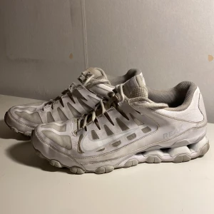 Nike Reax 8 TR - Väldigt snygga och sköna skor som går att använda både på gymmet och i vardagen. Köpt för ca 1,5 år sedan från Zalando för 949 kr. Har använts på gym några gånger men gillar inte klacken i hälarna när jag tränar så användar hellre mina gamla.