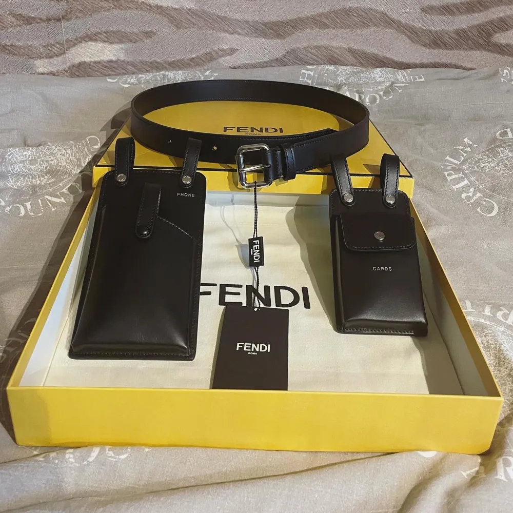 FENDI Black Leather Belt With (Detachable Bags)  Size:85cm Condition:Brand New  Tags,box,dust-bag Etc Is Included  Dm for more info&pics. Accessoarer.