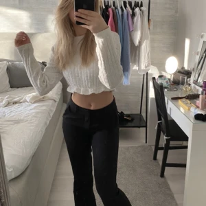 Tröja  - Jag säljer denna fina tröja som man både kan klä upp och ha till vardags. Använd max två gånger så den är exakt som ny, nypris 379 kr. Storlek xs/s. ❤️